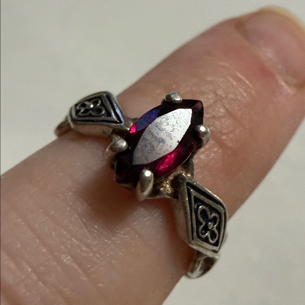 Elegant Sterling Silver 925 Floral Patterned Ring by Avon - Picture 13 of 16